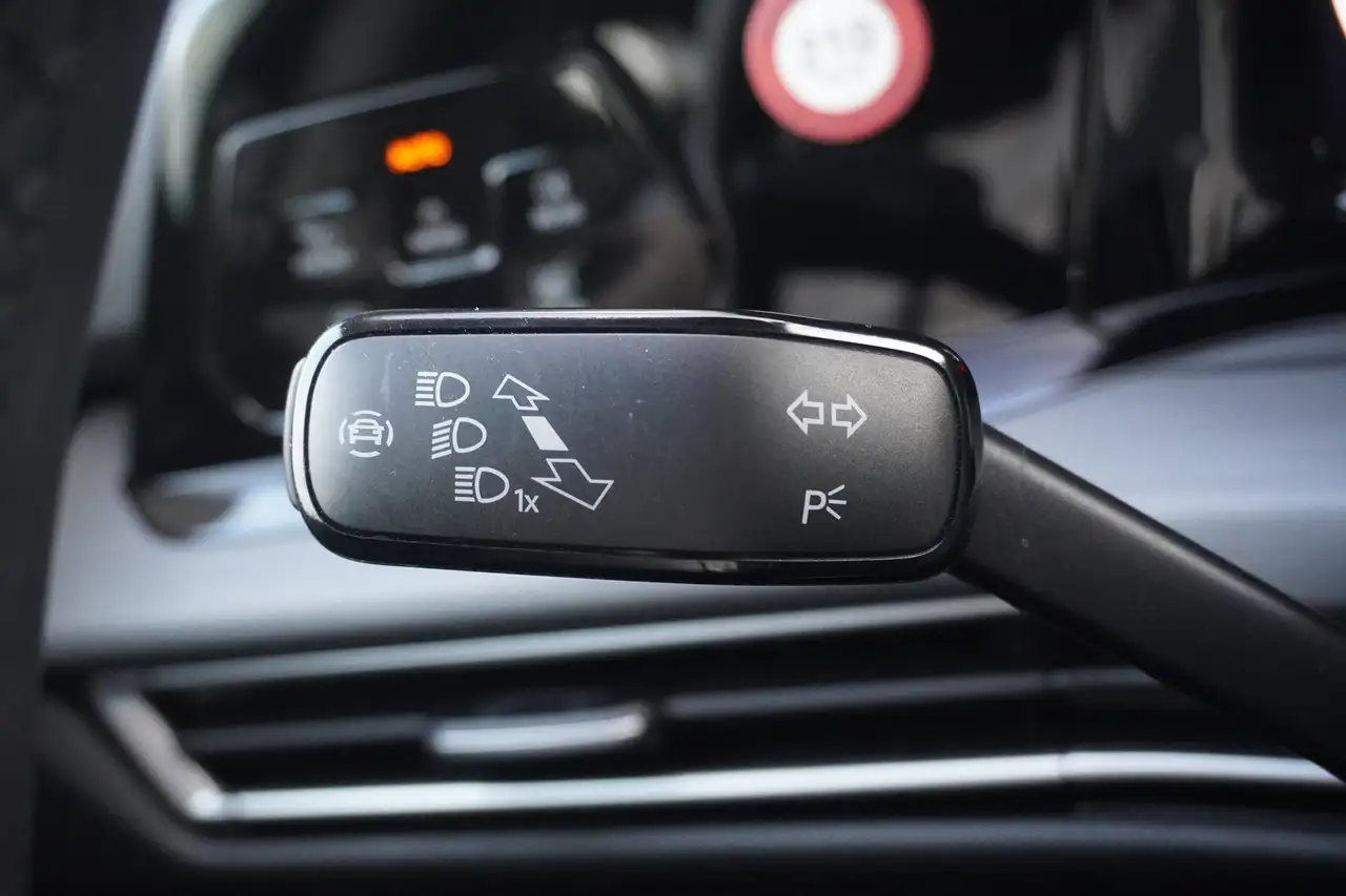 Volkswagen Golf VIII 1.5 16V TSI Style LED Kamera Spurhalte — Galería del vehículo 17