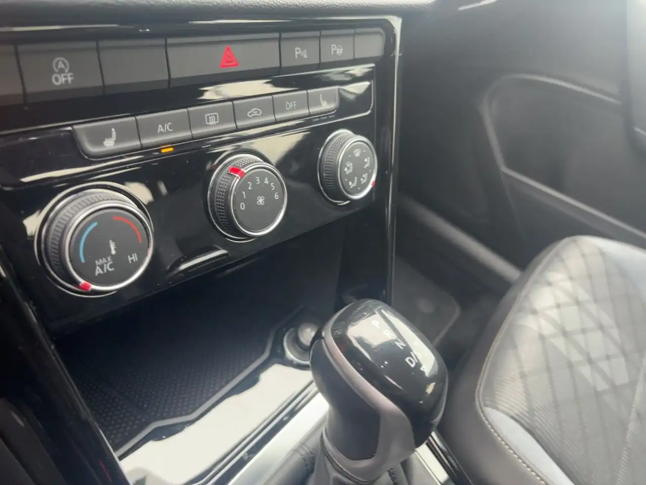Volkswagen T-Roc 1.5 TSI DSG R-Line App-Con. LED ACC SHZ — معرض صور السيارة 14