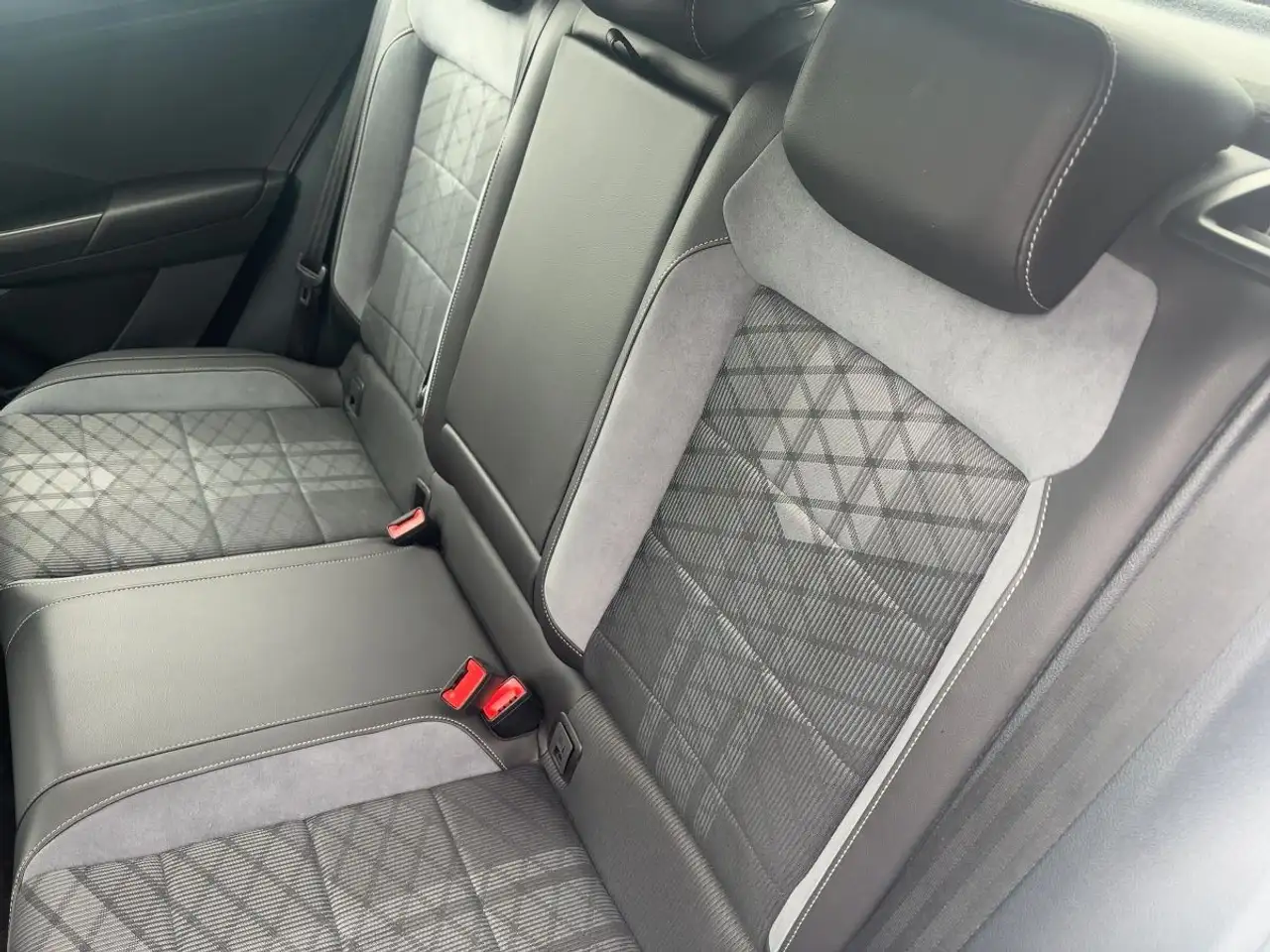 Volkswagen T-Roc 1.5 TSI DSG R-Line App-Con. LED ACC SHZ — معرض صور السيارة 10