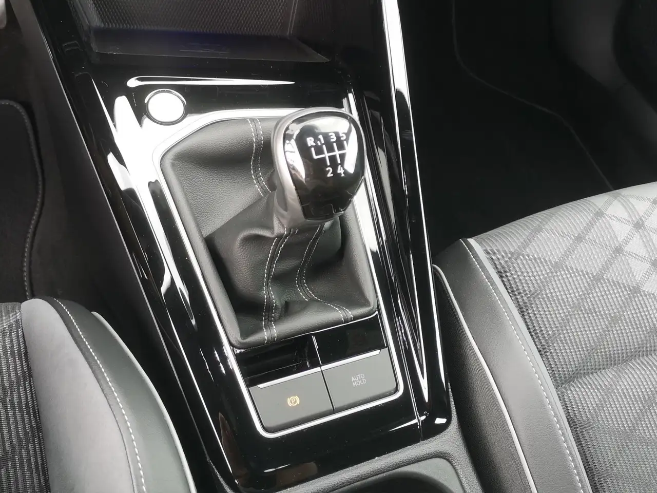 Volkswagen Golf R-Line 1.5 TSI 6-Gang *NAVI*KAM*SHZ*APP-CON — معرض صور السيارة 13