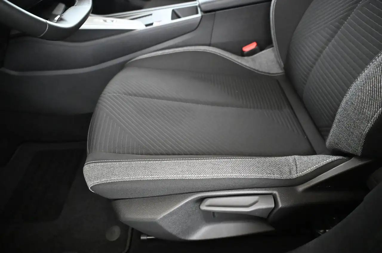 Peugeot 308 1.2 130 e-THP EAT8 Active-Pack LED/CAR-PLAY/ 16 — Galería del vehículo 30