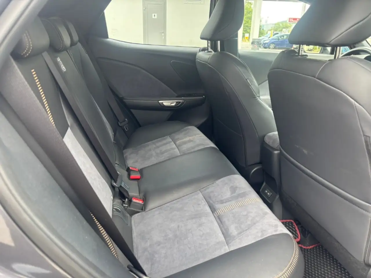 Lexus LBX E-Four Cool 4x4 *HUD+Navi+Memory Sitze+Mark Levins — Galería del vehículo 8