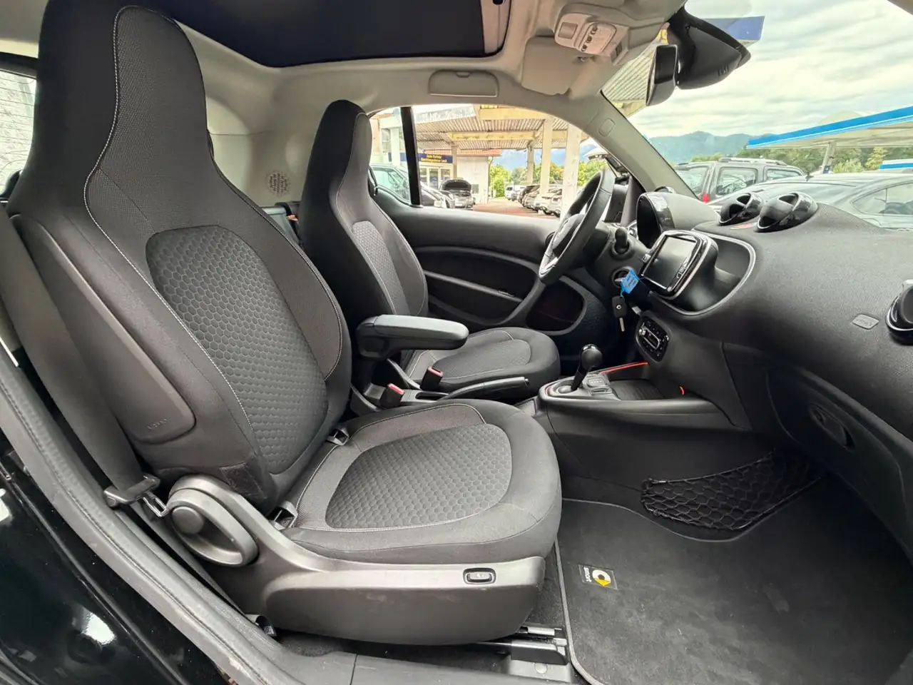 smart forTwo EQ Pano/LED/Kamera — معرض صور السيارة 7