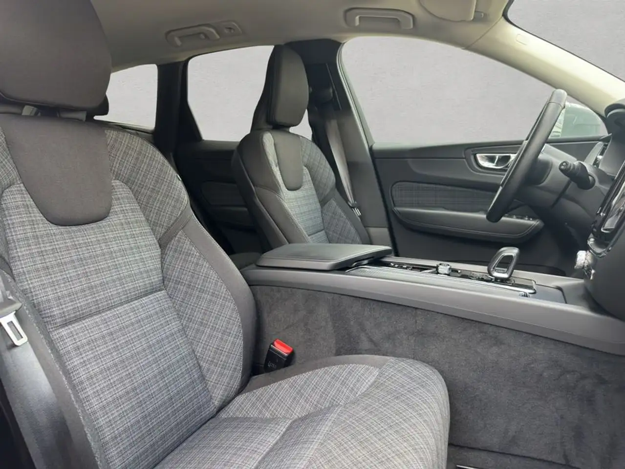 Volvo XC60 XC60 B5 B AWD Core — Vehicle gallery 17