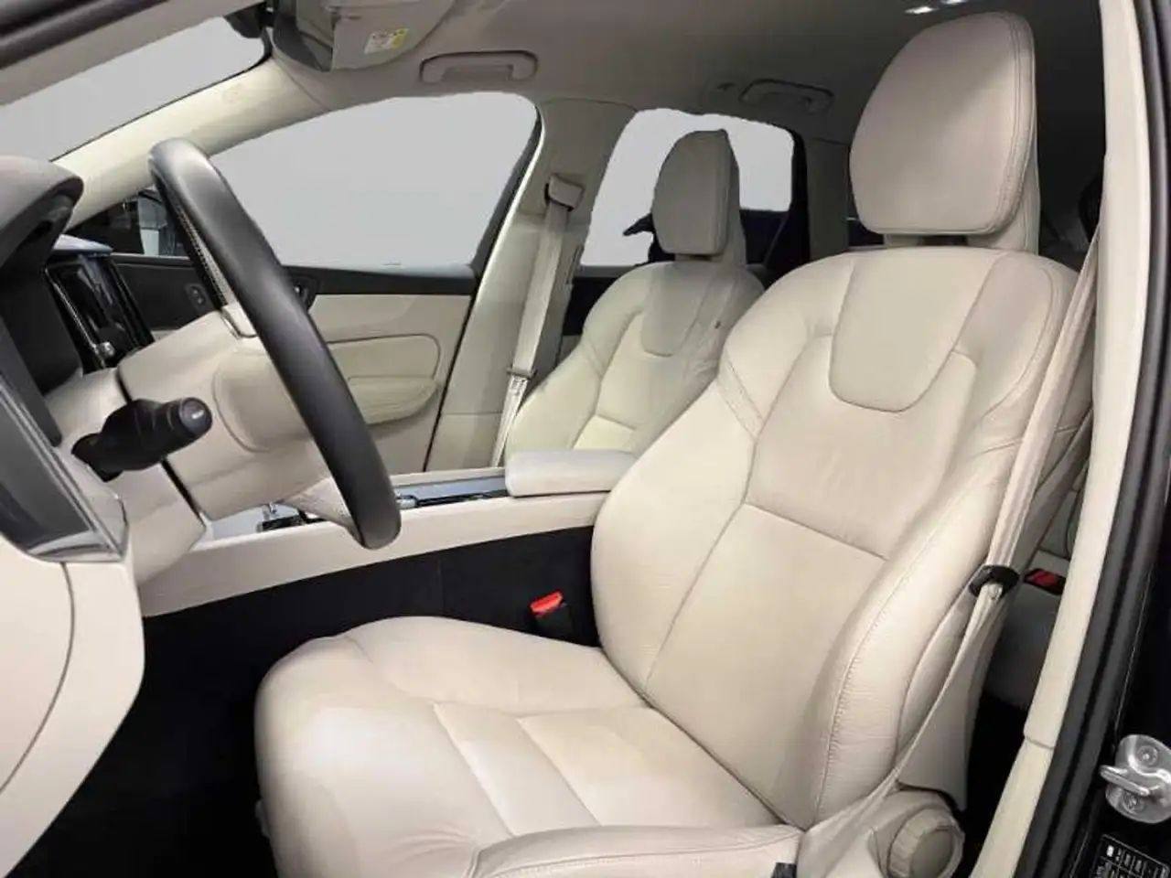 Volvo XC60 2.0 B4 D Core Auto — معرض صور السيارة 15