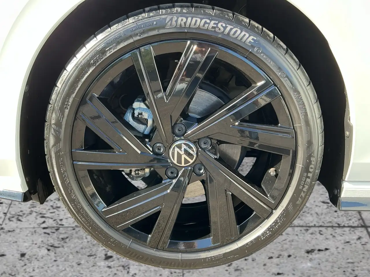 Volkswagen Golf VIII 1.5 eTSI DSG R-LINE MATRIX+HARMAN+AHK — معرض صور السيارة 8