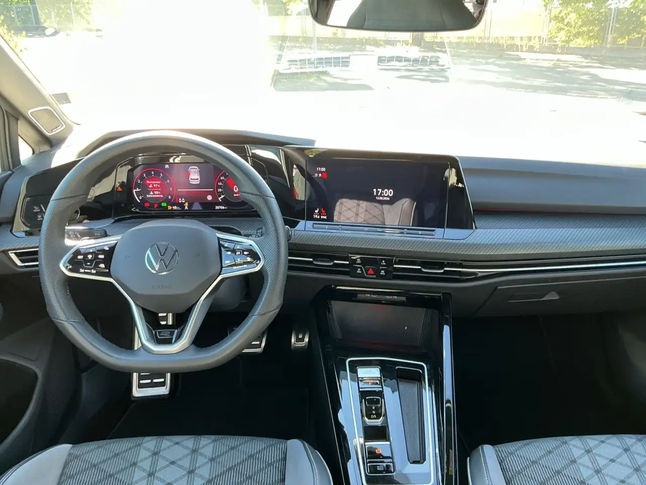 Volkswagen Golf VIII 1.5 eTSI DSG R-LINE MATRIX+HARMAN+AHK — معرض صور السيارة 9