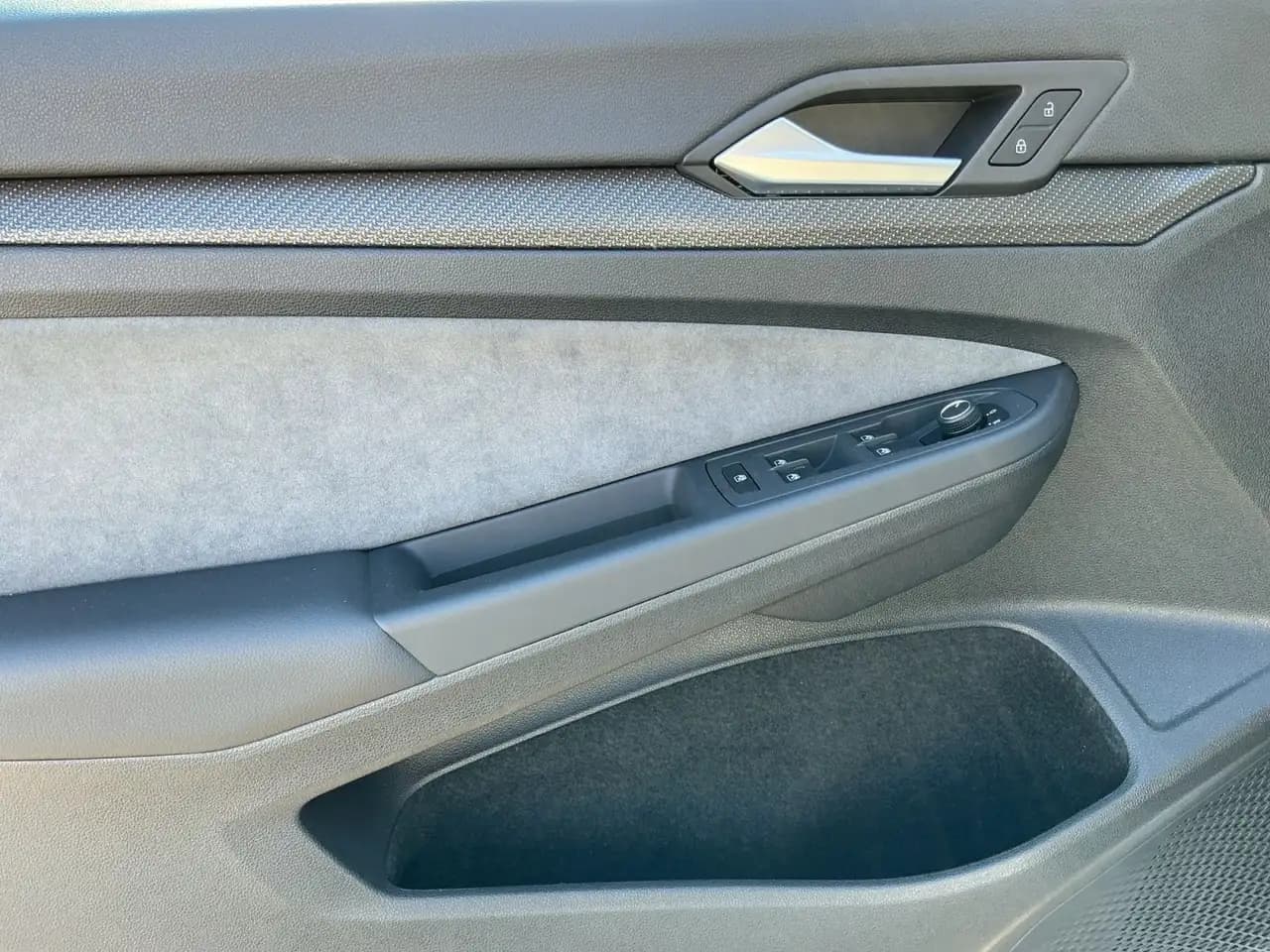 Volkswagen Golf VIII 1.5 eTSI DSG R-LINE MATRIX+HARMAN+AHK — معرض صور السيارة 15