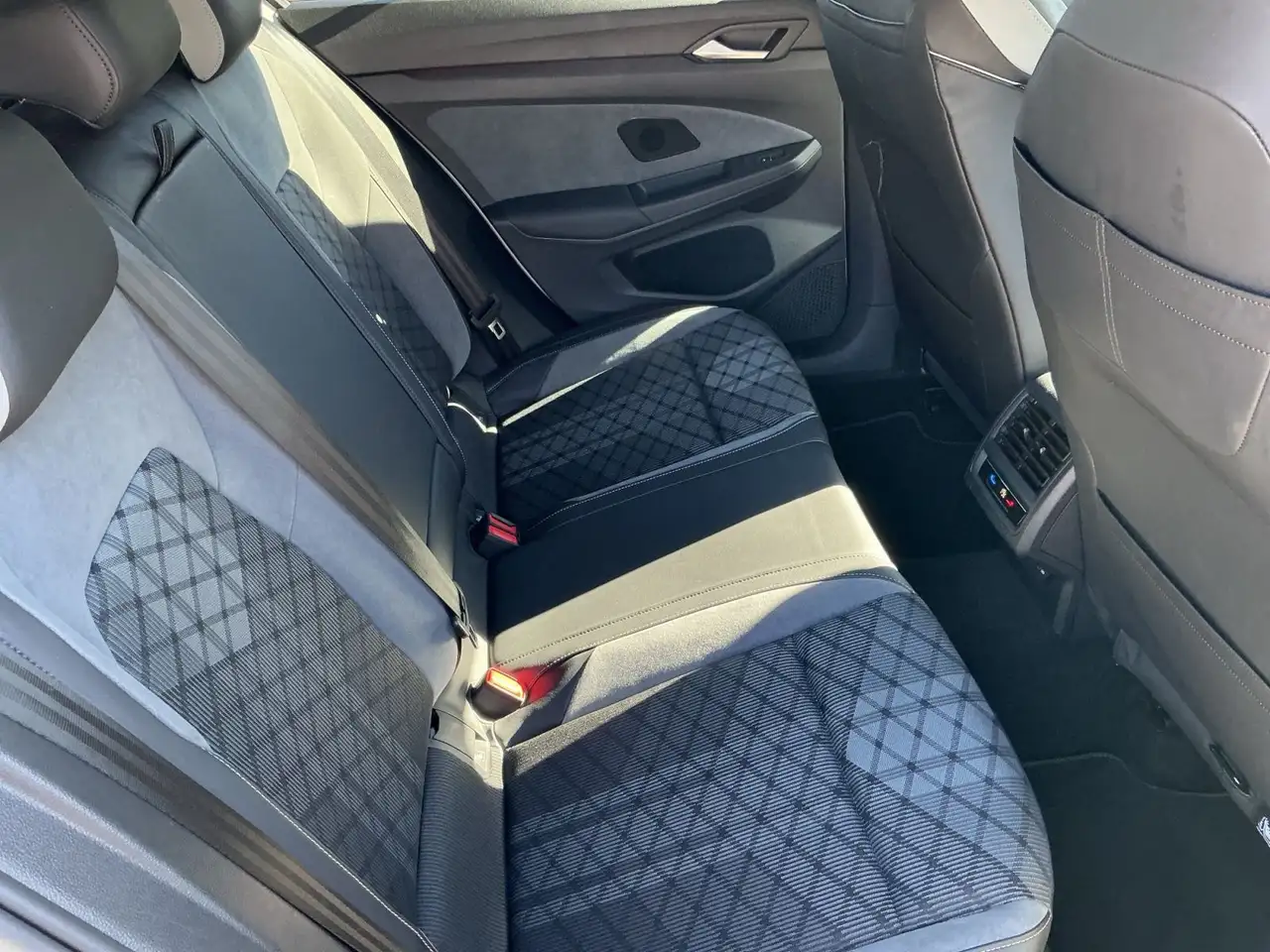 Volkswagen Golf VIII 1.5 eTSI DSG R-LINE MATRIX+HARMAN+AHK — معرض صور السيارة 16
