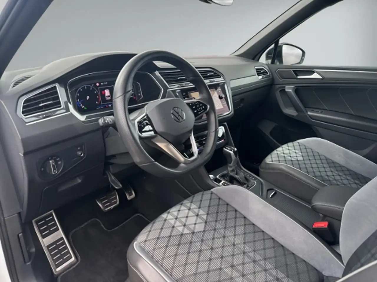 Volkswagen Tiguan 1.5 TSI DSG R-LINE HEAD-UP+RFK+NAVI+KEYLE — Galerie du véhicule 9