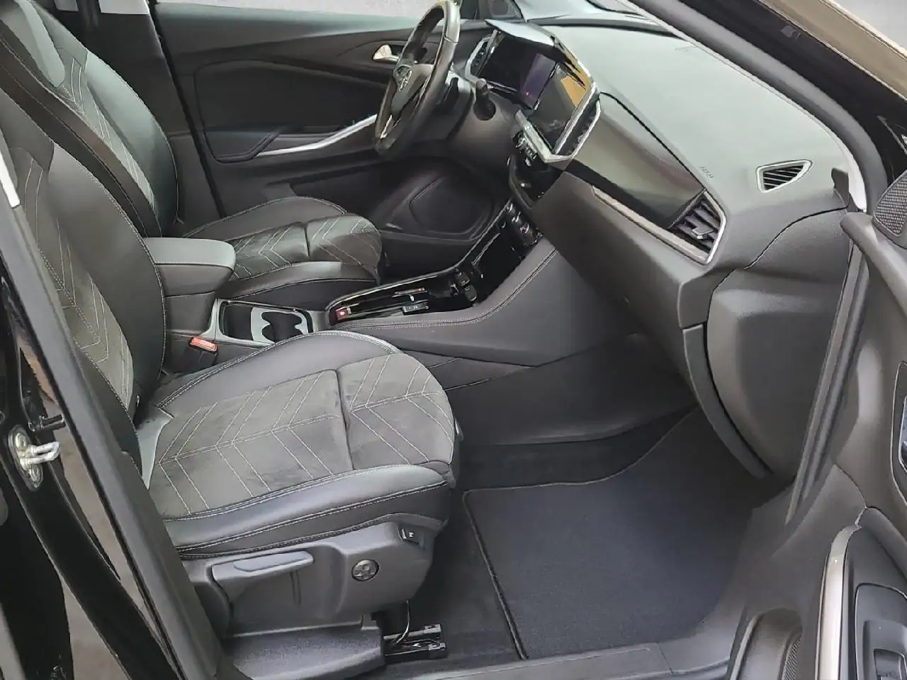 Opel Grandland Elegance 1.2T 96KW/130PS 8AT+AHZV+SHZ+ — Vehicle gallery 10