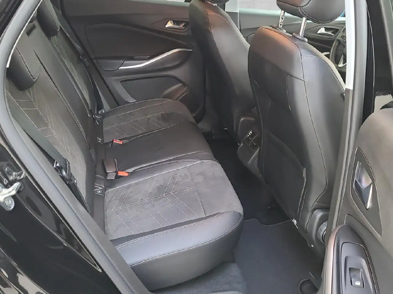 Opel Grandland Elegance 1.2T 96KW/130PS 8AT+AHZV+SHZ+ — Vehicle gallery 13