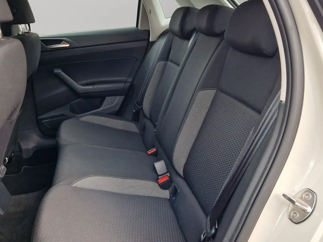Volkswagen Polo VI Life, PDC, APP, DAB, TEMP, LED — Galerie du véhicule 17