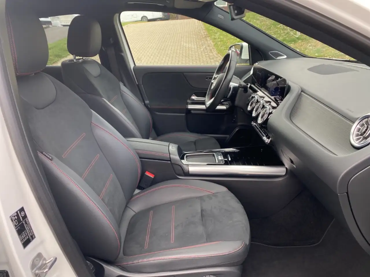 Mercedes-Benz GLA 250 4Matic Sportpaket AHK-klappbar El. Panodach Navi D — معرض صور السيارة 9