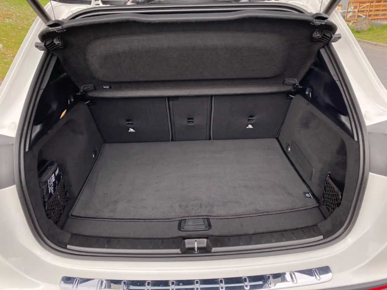 Mercedes-Benz GLA 250 4Matic Sportpaket AHK-klappbar El. Panodach Navi D — معرض صور السيارة 12