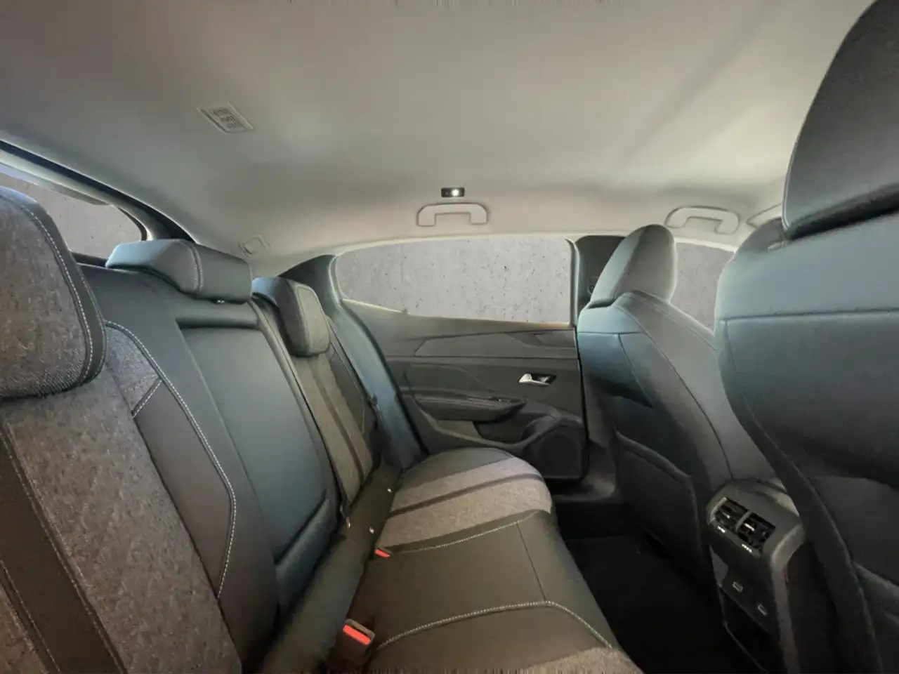 Peugeot 408 PT Allure 130 EAT8 Navi LED ACC CarPlay Kamera — Galería del vehículo 14