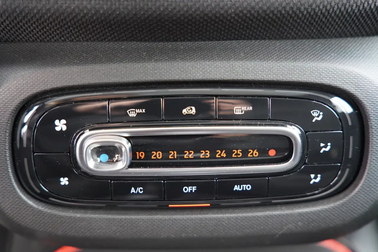 smart forTwo EQ fortwo coupe Panorama Winter Tempo Kamera LED — Vehicle gallery 23