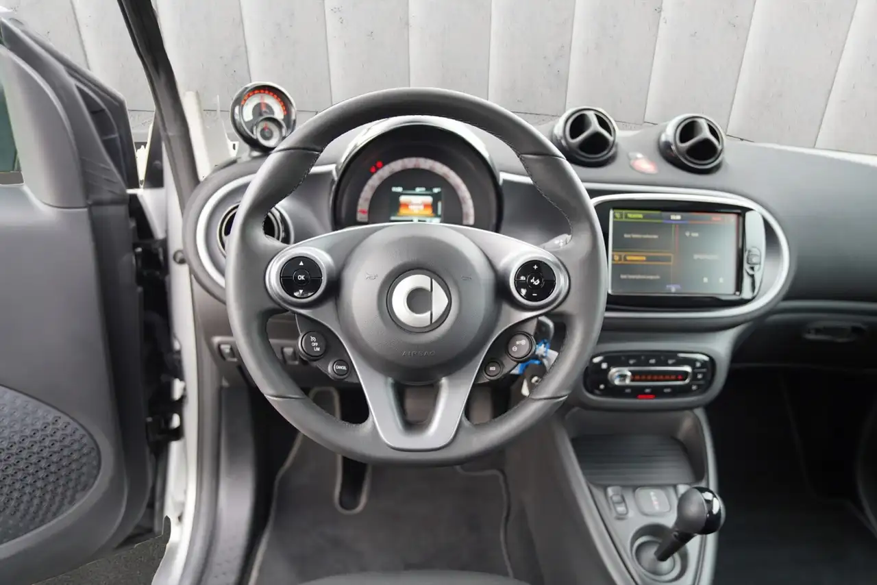 smart forTwo EQ fortwo coupe Panorama Winter Tempo Kamera LED — Vehicle gallery 14