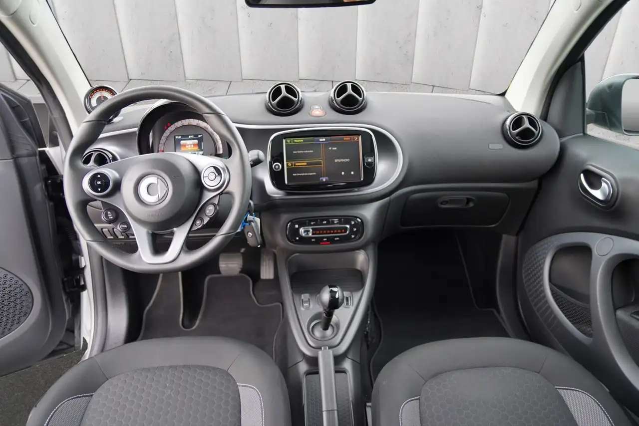 smart forTwo EQ fortwo coupe Panorama Winter Tempo Kamera LED — Vehicle gallery 12