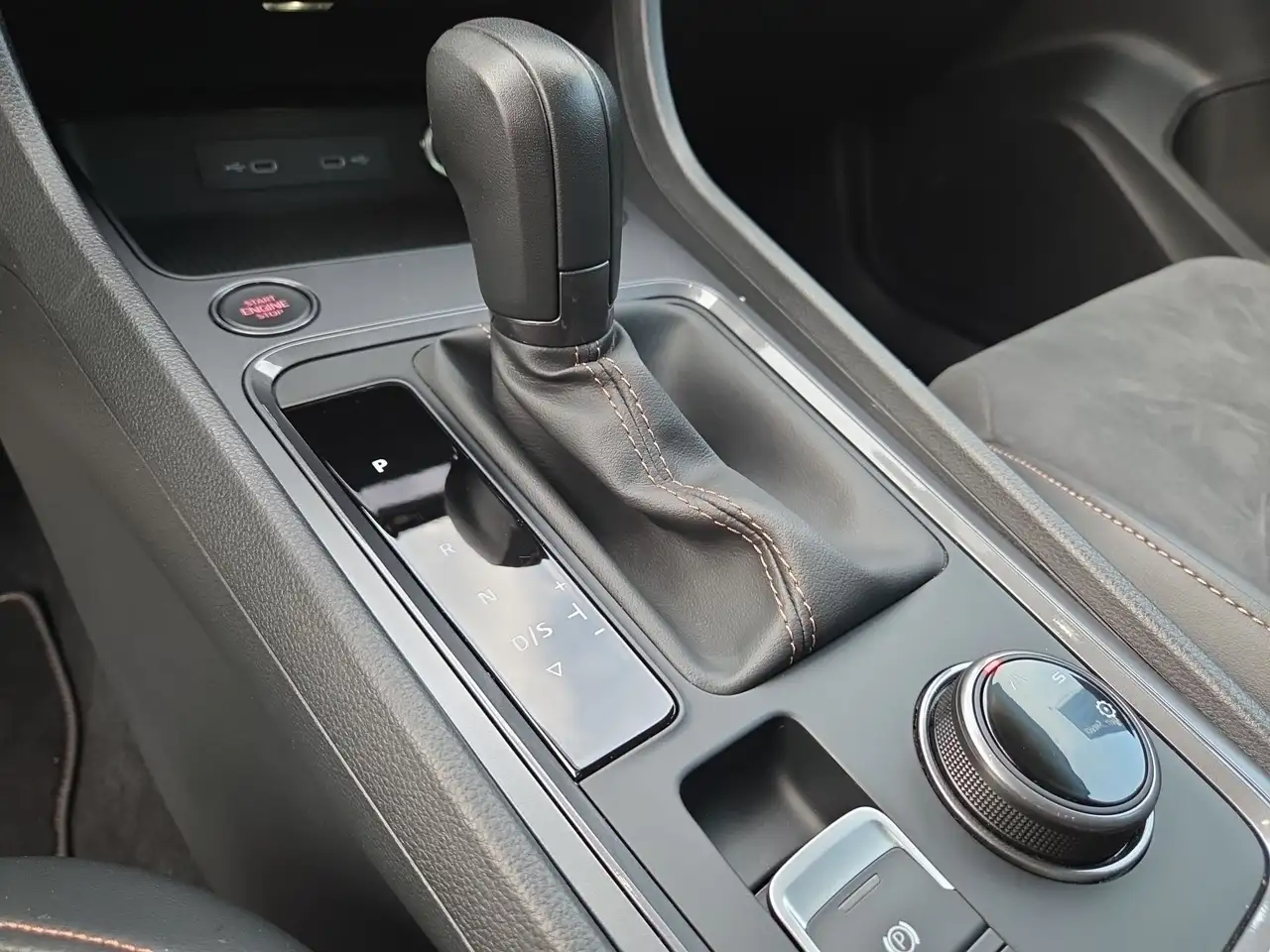 CUPRA Ateca TSI DSG KAMERA+NAVI+APP+LED+GRA+19 ALU! — Galería del vehículo 17