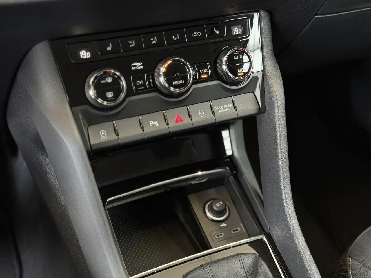 Skoda Karoq 1.5 TSI ACT DSG*1.Hand*LED*Kamera*Virtual* — Galerie du véhicule 25