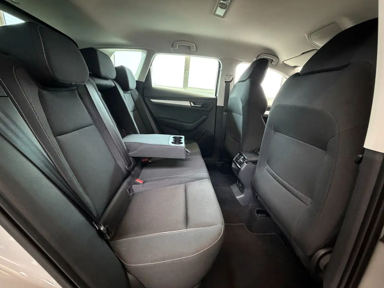 Skoda Karoq 1.5 TSI ACT DSG*1.Hand*LED*Kamera*Virtual* — Galerie du véhicule 32
