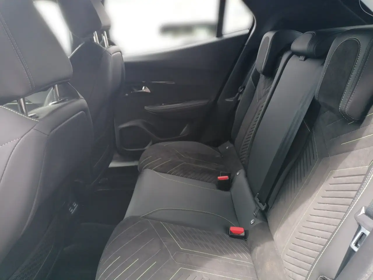 Peugeot 2008 1.2 PureTech 130 GT KeyLess LED Navi PDC — Galerie du véhicule 8