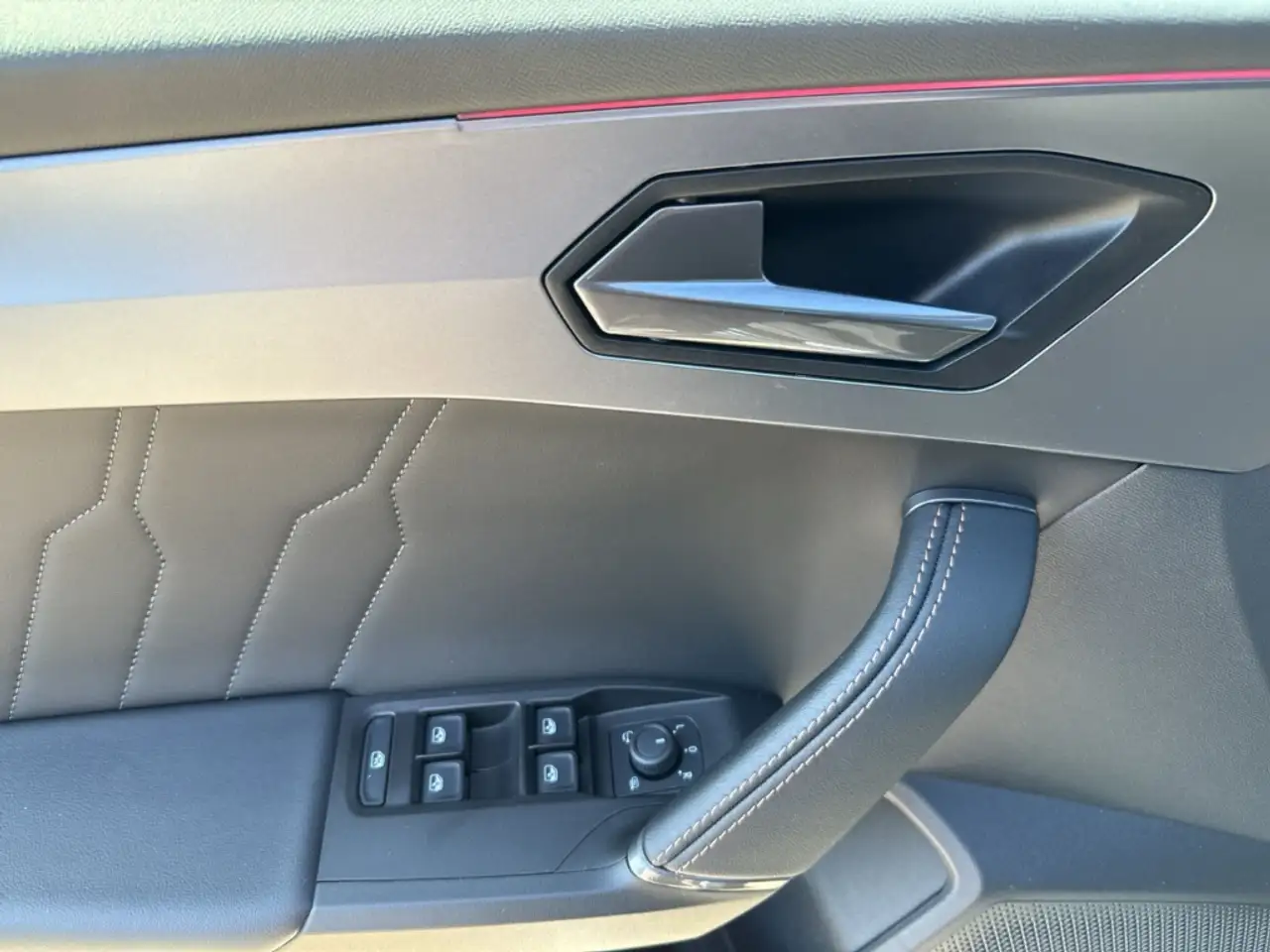 CUPRA Leon 2.0 TSI 221 KW DSG VZ SHZ+KAMERA+LED+ACC — معرض صور السيارة 20