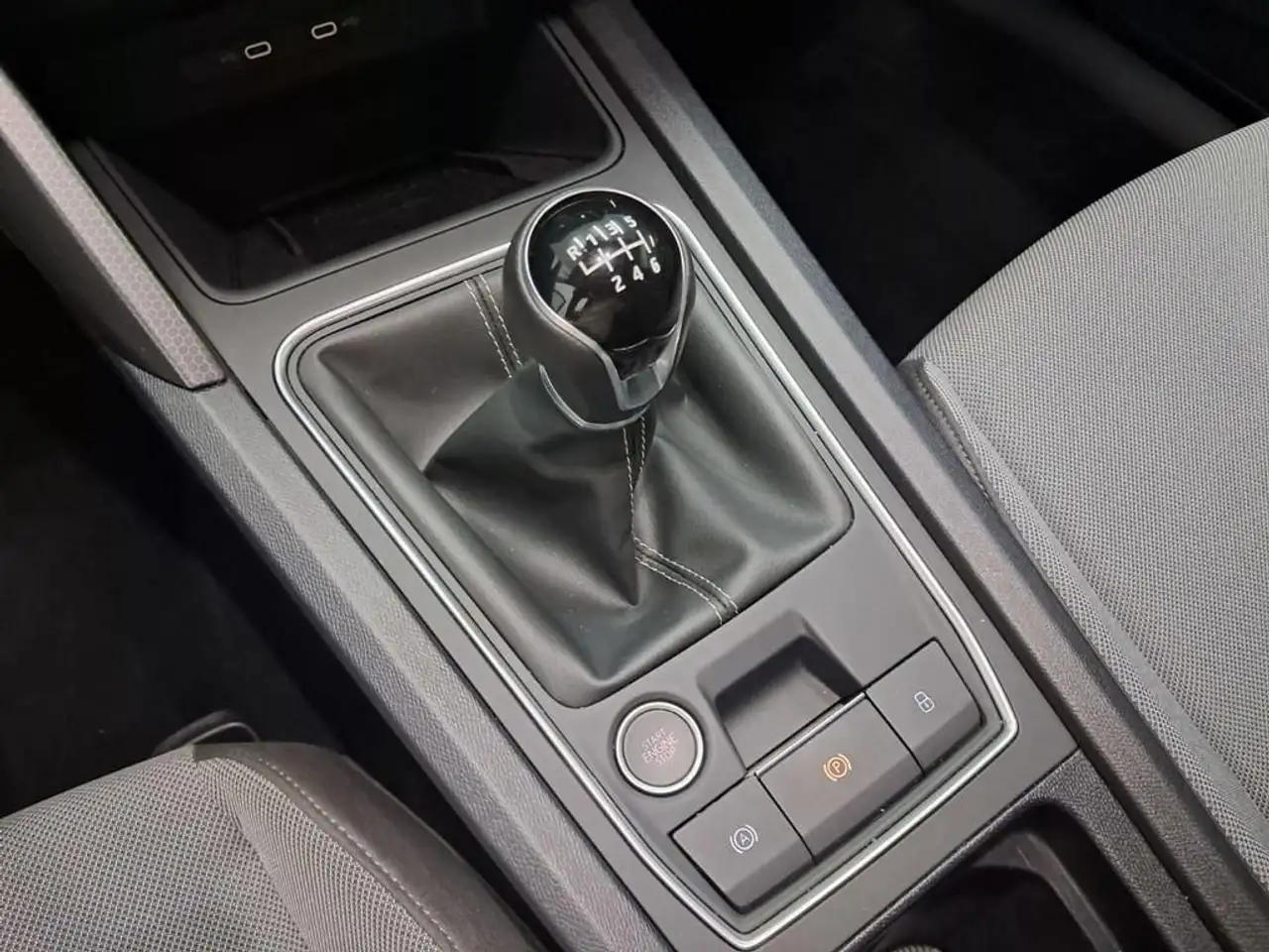 SEAT Leon 1.0 TSI S&S Style XS 110 — معرض صور السيارة 10