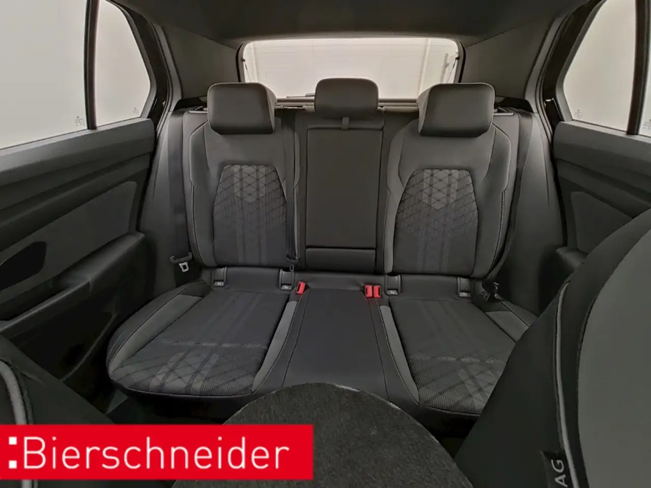 Volkswagen Golf 8 1.5 eTSI DSG R-Line NAVI AHK LED — Vehicle gallery 17