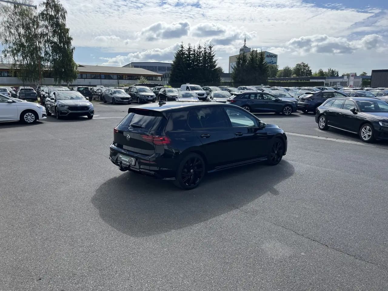 Volkswagen Golf 1.5 TSI DSG R-Line Black Style 2,99% Fin. AHK Nav — معرض صور السيارة 8