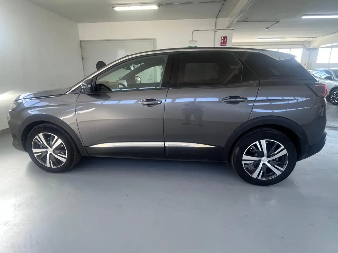 Peugeot 3008 Hybrid 136 Allure Pack eDCS6 — Vehicle gallery 5