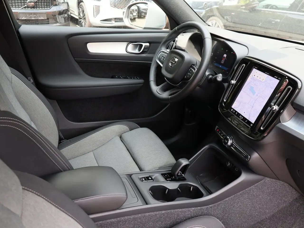 Volvo XC40 B3 Core 2WD — معرض صور السيارة 3