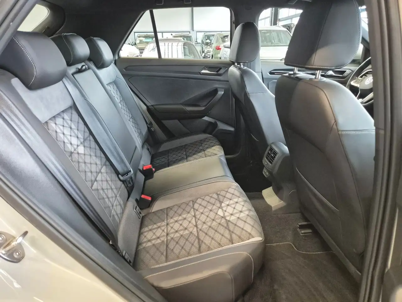 Volkswagen T-Roc T-ROC 1.0 TSI R-LINE NAV CARPLAY LED SHZ PDC ACC — Galería del vehículo 13