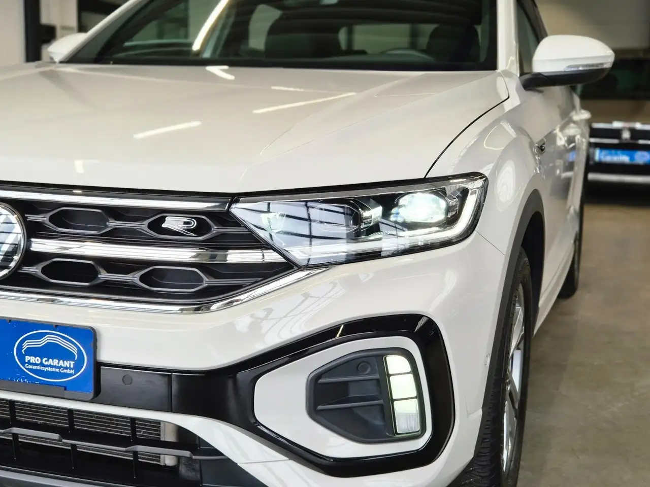 Volkswagen T-Roc T-ROC 1.0 TSI R-LINE NAV CARPLAY LED SHZ PDC ACC — Galería del vehículo 22