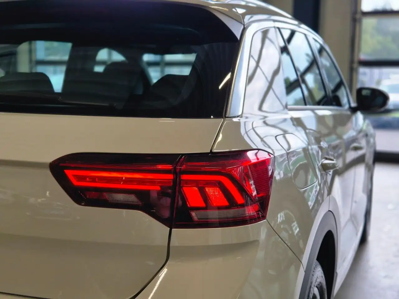 Volkswagen T-Roc T-ROC 1.0 TSI R-LINE NAV CARPLAY LED SHZ PDC ACC — Galería del vehículo 23