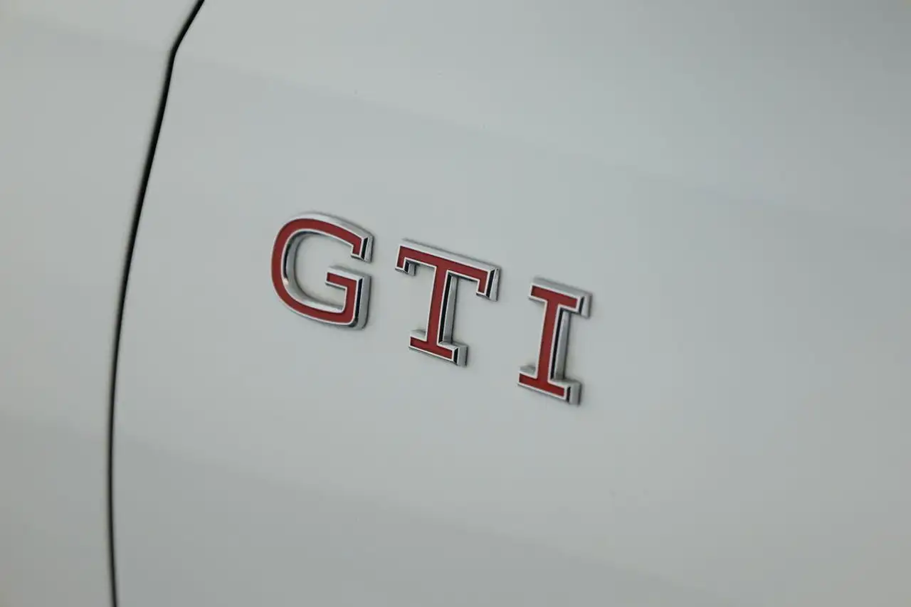 Volkswagen Golf GTI DSG Black IQ.LIGHT Pano HUD HarmanK 19" — Vehicle gallery 11