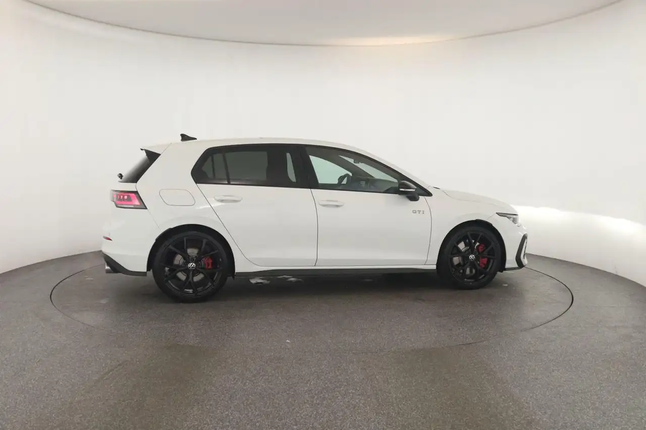 Volkswagen Golf GTI DSG Black IQ.LIGHT Pano HUD HarmanK 19" — Vehicle gallery 29