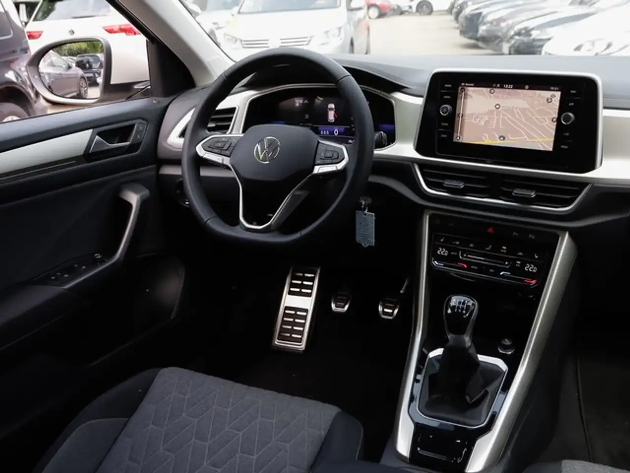 Volkswagen T-Roc 1.0 l TSI MOVE R-Kamera ACC Navi 17Zoll LED Par... — Vehicle gallery 6