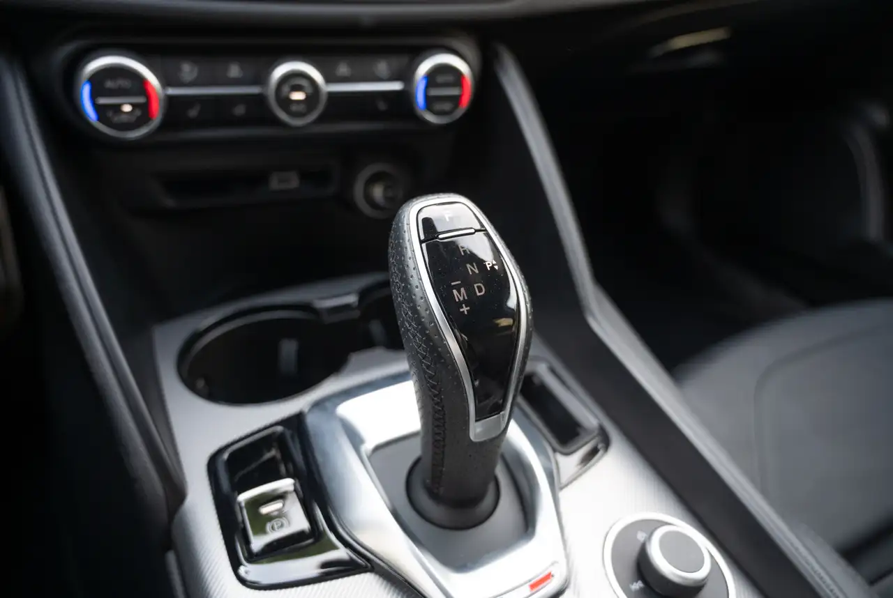 Alfa Romeo Giulia Veloce Q4 2.0 Turbo 16V AT8 *SPORT-PAKET*KOMFORT-PAKET* — Vehicle gallery 10