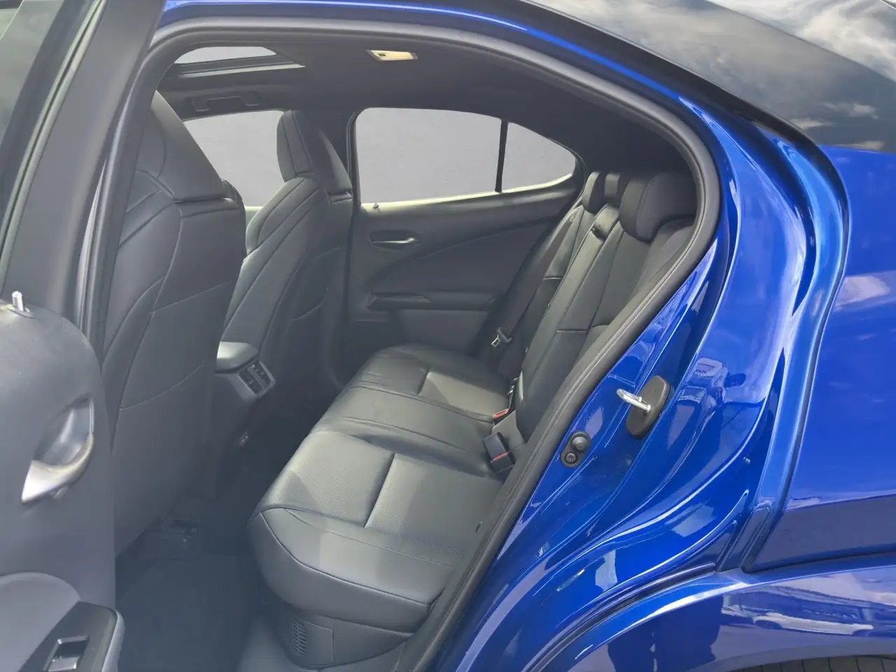Lexus UX 250h 300h F-Sport E FOUR Schiebedach+360°+LEDER — Vehicle gallery 16