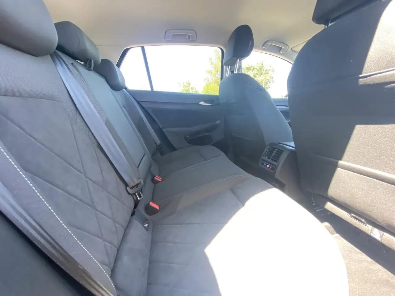 Volkswagen Golf 1.5 eTSI DSG Style APP-CONNECT+ACTIVE-INFO+ — Galerie du véhicule 17