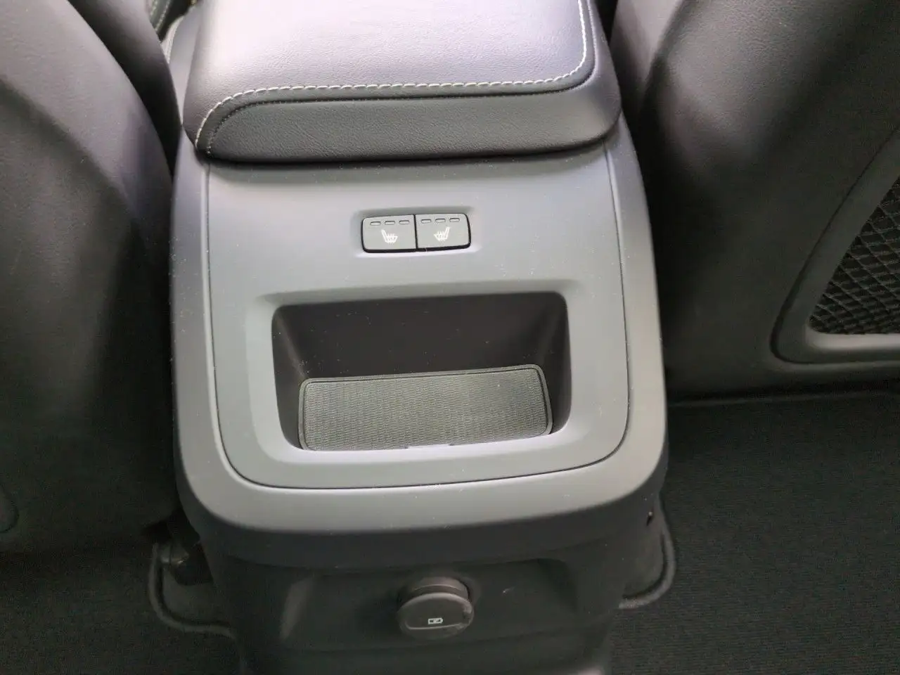 Volvo XC60 XC 60 Plus Black Edition Recharge Plug-In Hybrid A — Vehicle gallery 23