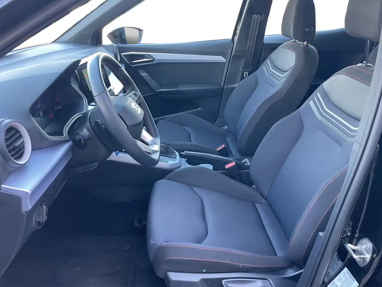 SEAT Arona 1.5 TSI DSG FR VIRTUAL*NAVI*VOLL-LED*ACC*PDC*SH... — Galería del vehículo 15