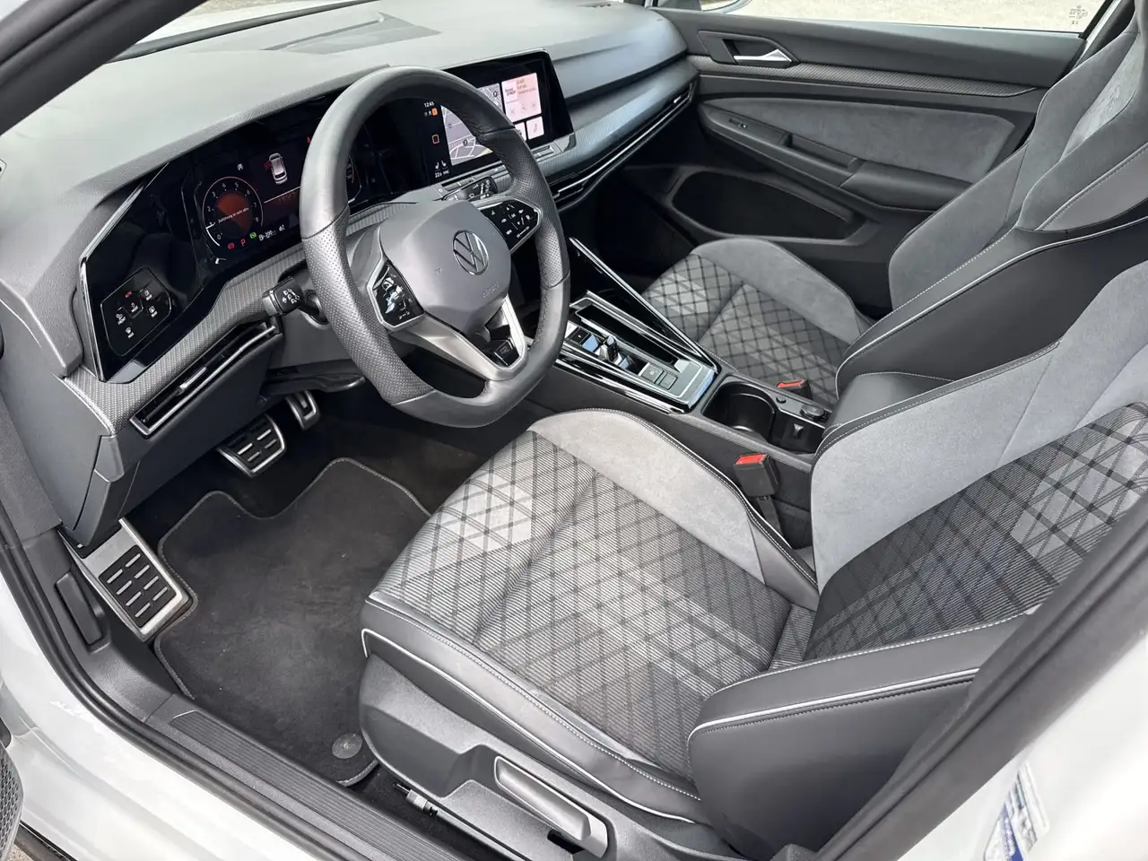 Volkswagen Golf VIII R-Line 1.5 eTSI DSG, AHK, NAVI, RFK — معرض صور السيارة 8