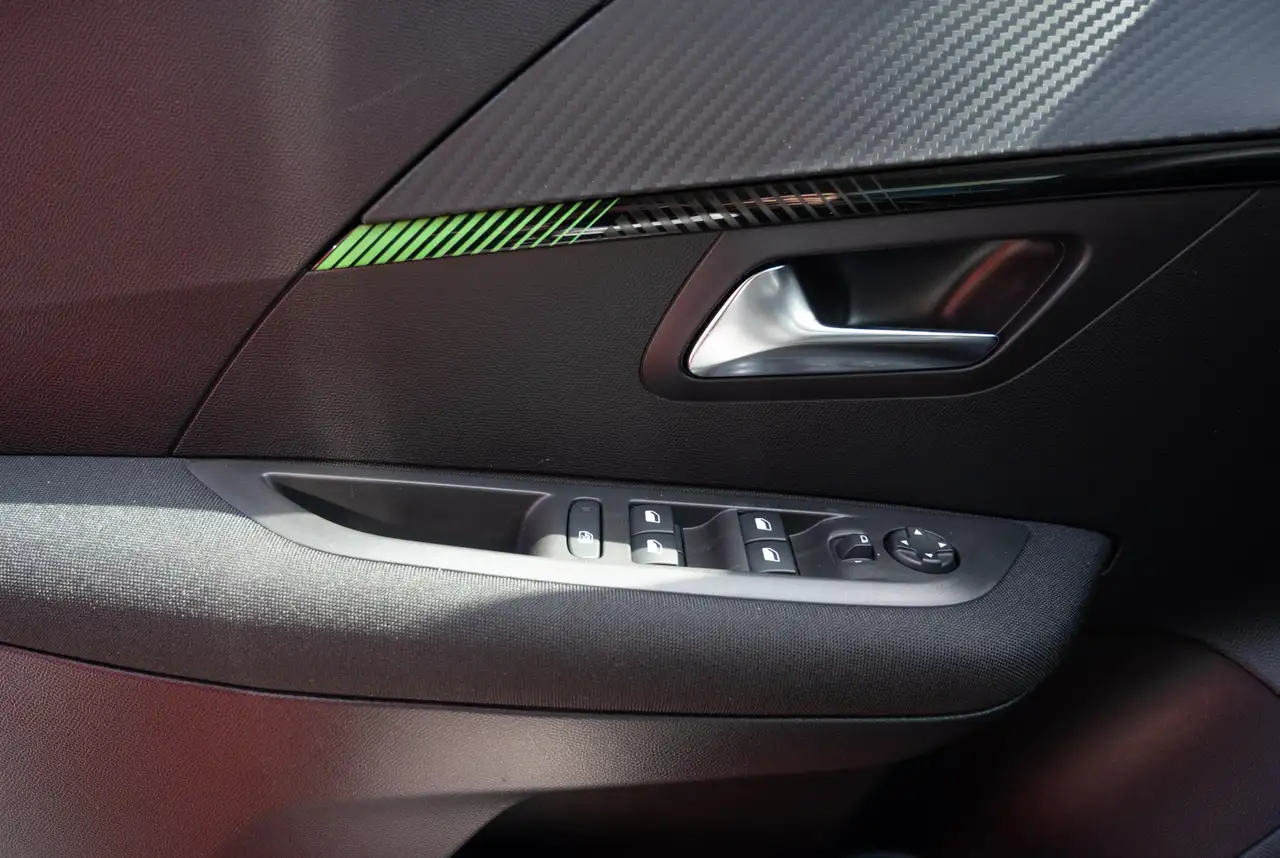 Peugeot 208 Active Pack PureTech 100 *KLIMA*MIRROR-SCREEN*DAB* — معرض صور السيارة 12