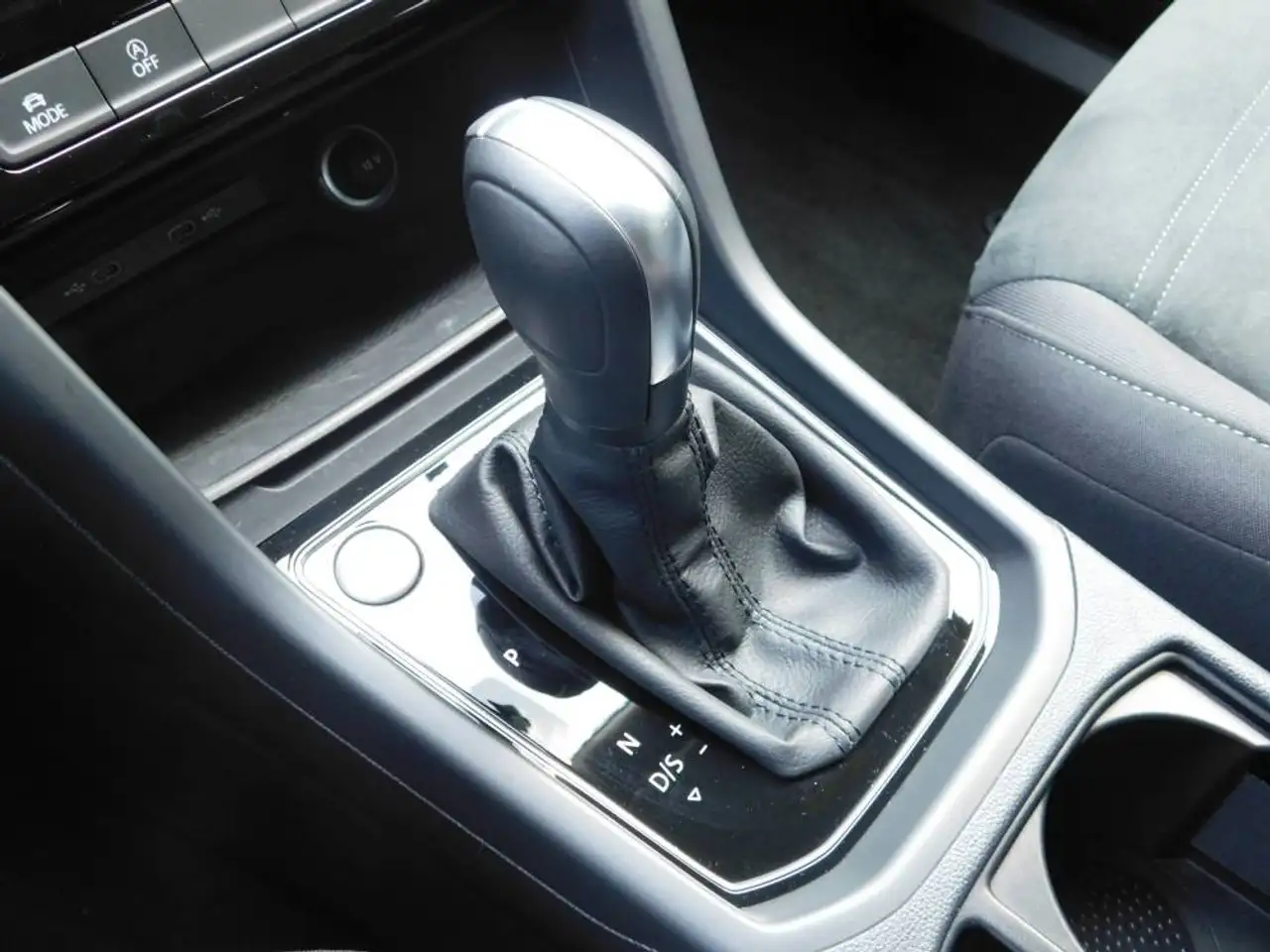 Volkswagen Touran 1.5 TSI DSG HIGHLINE NAVI LED 7-SITZER — معرض صور السيارة 9