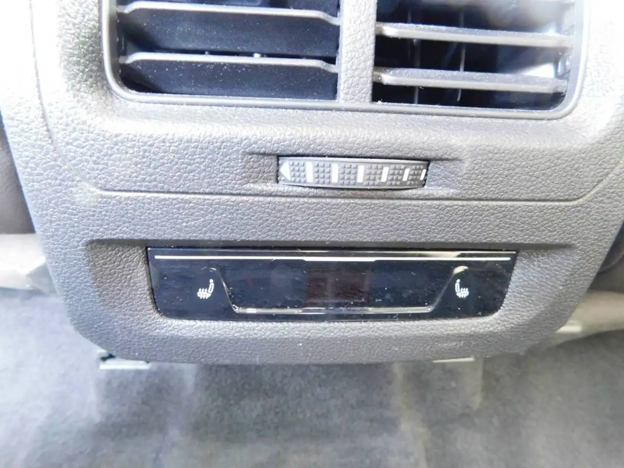Volkswagen Touran 1.5 TSI DSG HIGHLINE NAVI LED 7-SITZER — معرض صور السيارة 25
