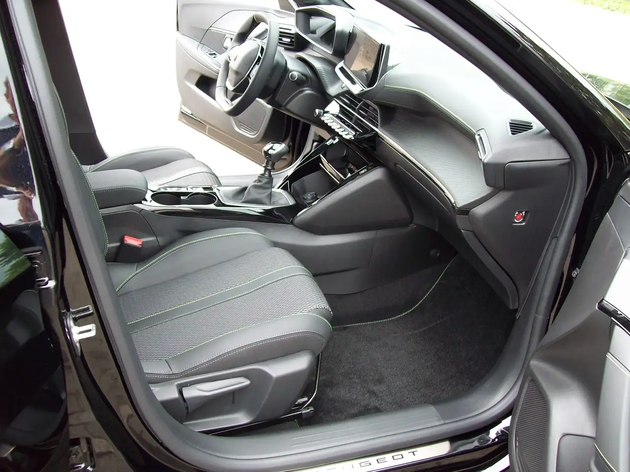 Peugeot 208 208 PureTech 100 GT — Galería del vehículo 8