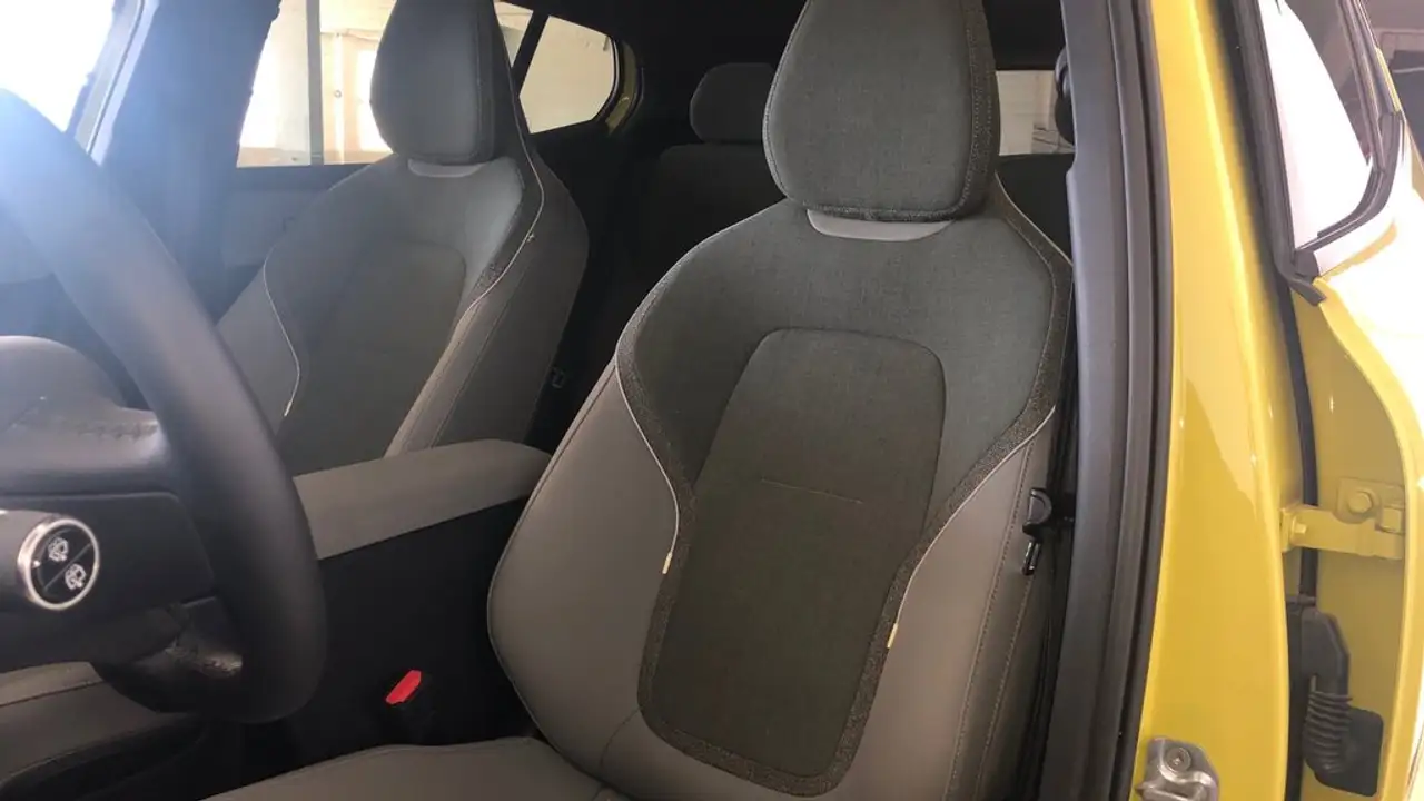 Volvo EX30 Single Extended Range Plus RWD — Galería del vehículo 9